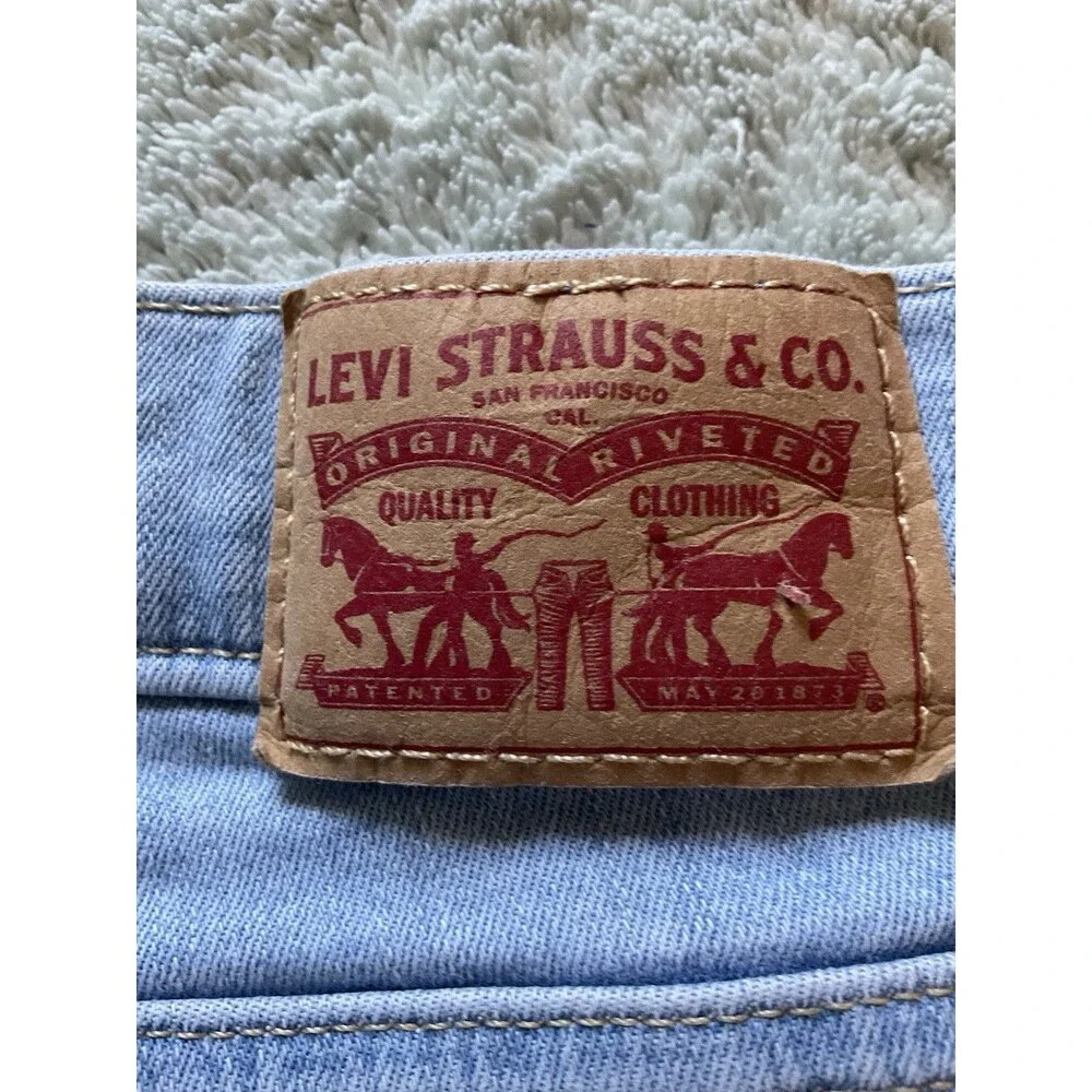 Levis 720 High Rise Super Skinny . Faded. Distressed. The Perfect Jean. So 26